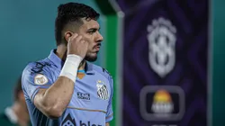 João Paulo, goleiro do Santos, durante partida contra o Goiás no estádio Serrinha pelo Campeonato Brasileiro - Foto: Isabela Azine/AGIF