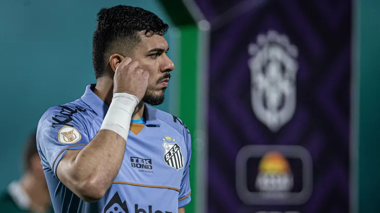 João Paulo, goleiro do Santos, durante partida contra o Goiás no estádio Serrinha pelo Campeonato Brasileiro - Foto: Isabela Azine/AGIF
