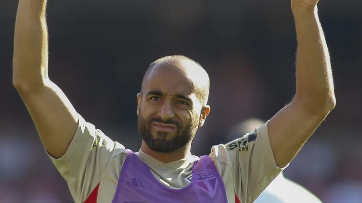 SAO PAULO, BRAZIL - AUGUST 06: Lucas Moura of Sao Paulo gestures during a warm up before a match between Sao Paulo and Atletico Mineiro as part of Brasileirao Series A 2023 at Morumbi Stadium on August 06, 2023 in Sao Paulo, Brazil. (Photo by Miguel Schincariol/Getty Images)
