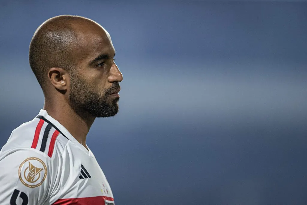 Lucas Moura com a camisa do SPFC. Foto: Isabela Azine/AGIF
