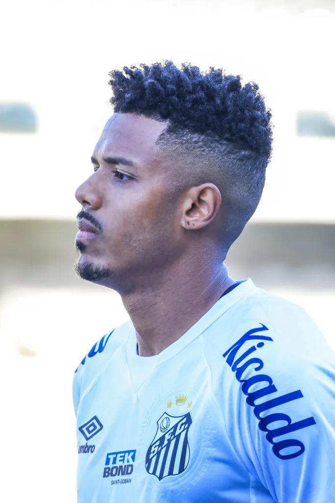 Gabriel Inocencio, jogador do Santos, durante partida contra o Athletico-PR no estádio Vila Belmiro pelo campeonato Brasileiro A 2023. Foto: Marcello Zambrana/AGIF
