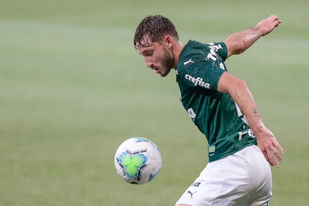 Matias Vina com a camisa do Palmeiras – Foto: Marcello Zambrana/AGIF