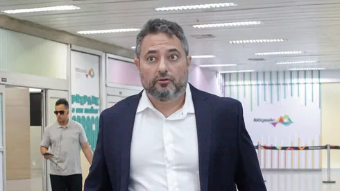 Alexandre Mattos é surpreendido no Vasco, onde foi contratado para ser o novo coordenador de futebol. Foto: Matheus Lima/Vasco.