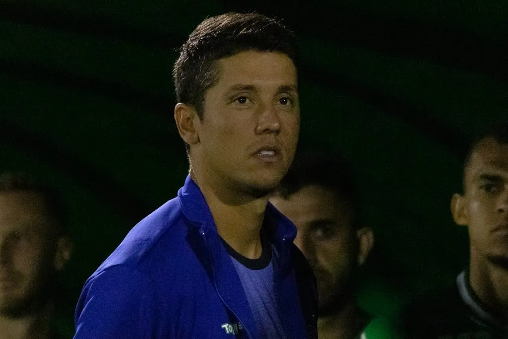 Thiago Carpini comandará o Santos na Série B em 2024. Foto: Rebeca Reis/AGIF