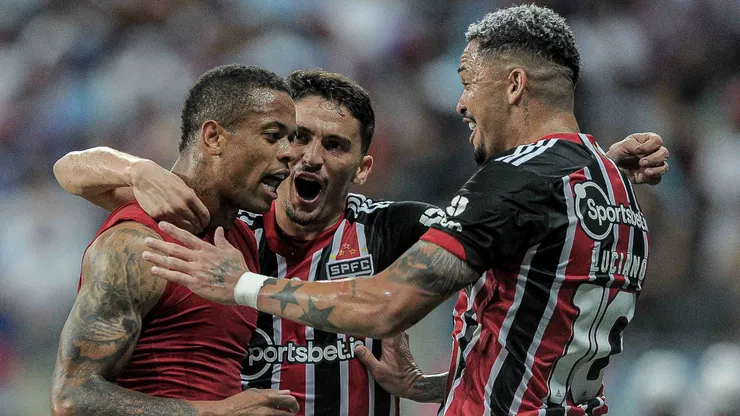 Jogadores do São Paulo comemoram gol da equipe - Foto: Jhony Pinho/AGIF