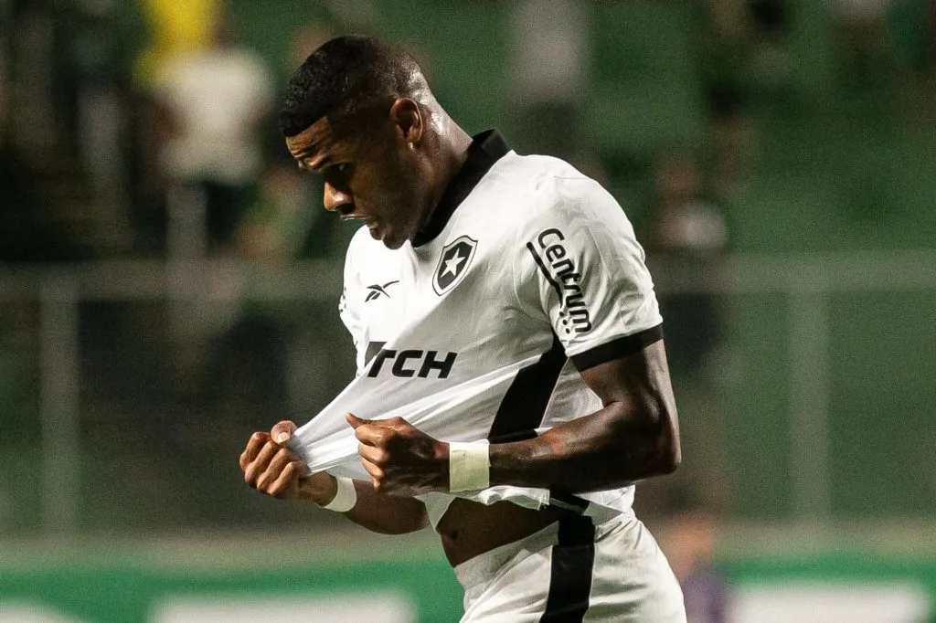 Junior Santos jogador do Botafogo comemora seu gol durante partida contra o America-MG no estadio Independencia pelo campeonato Brasileiro A 2023. Fernando Moreno/AGIF