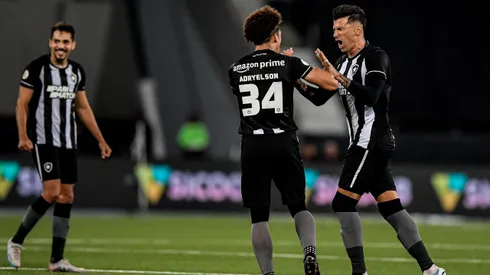 Victor Cuesta jogador do Botafogo comemora seu gol com Adryelson jogador da sua equipe durante partida contra o Fluminense no estadio Engenhao pelo campeonato BRASILEIRO A 2023. Foto: Thiago Ribeiro/AGIF