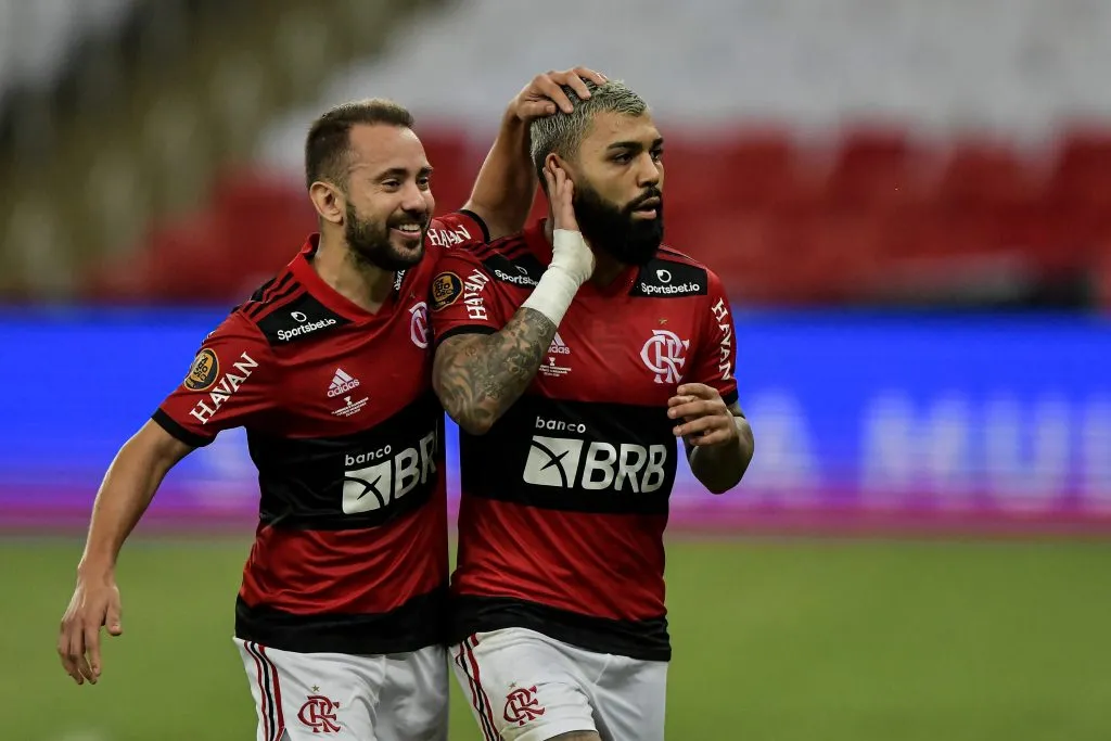 abigol jogador do Flamengo comemora seu gol com Everton Ribeiro jogador da sua equipe durante partida contra o Fluminense no estadio Maracana pelo campeonato Carioca 2021. Foto: Thiago Ribeiro/AGIF