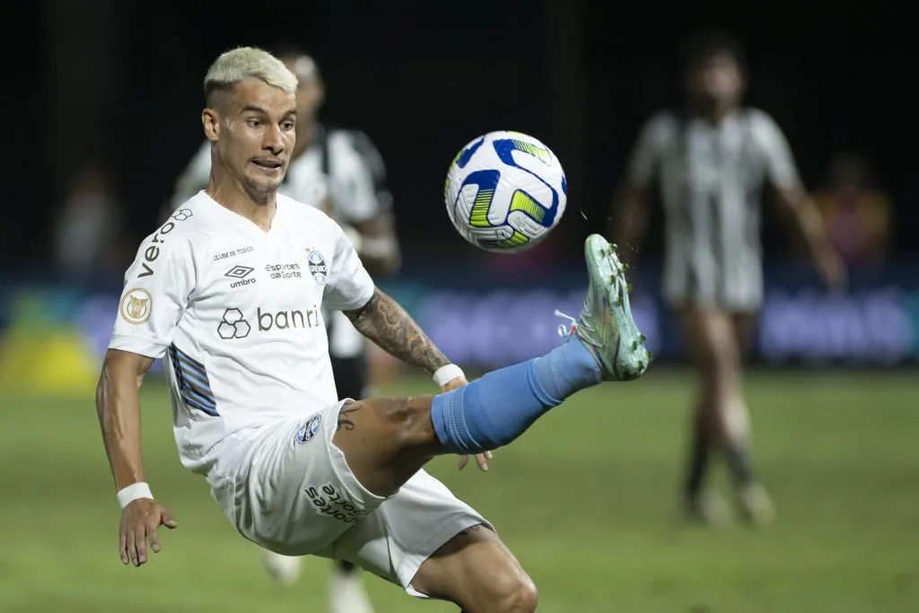 Ferreira em ação: Cláusula em sua última renovação pode complicar o Imortal – Foto: Jorge Rodrigues/AGIF