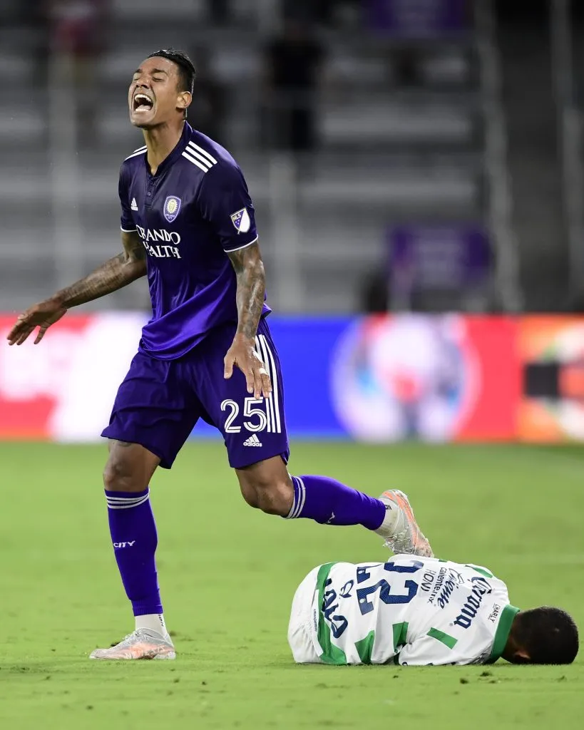 Em pé, o zagueiro Antonio Carlos atuando pelo Orlando City. Douglas P. DeFelice/Getty Images.