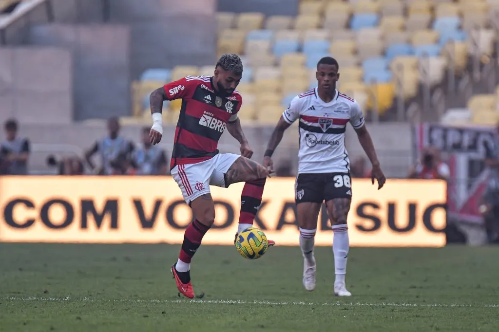 Gabigol atuando com a camisa do Flamengo na temporada 2023. Foto: Thiago Ribeiro/AGIF