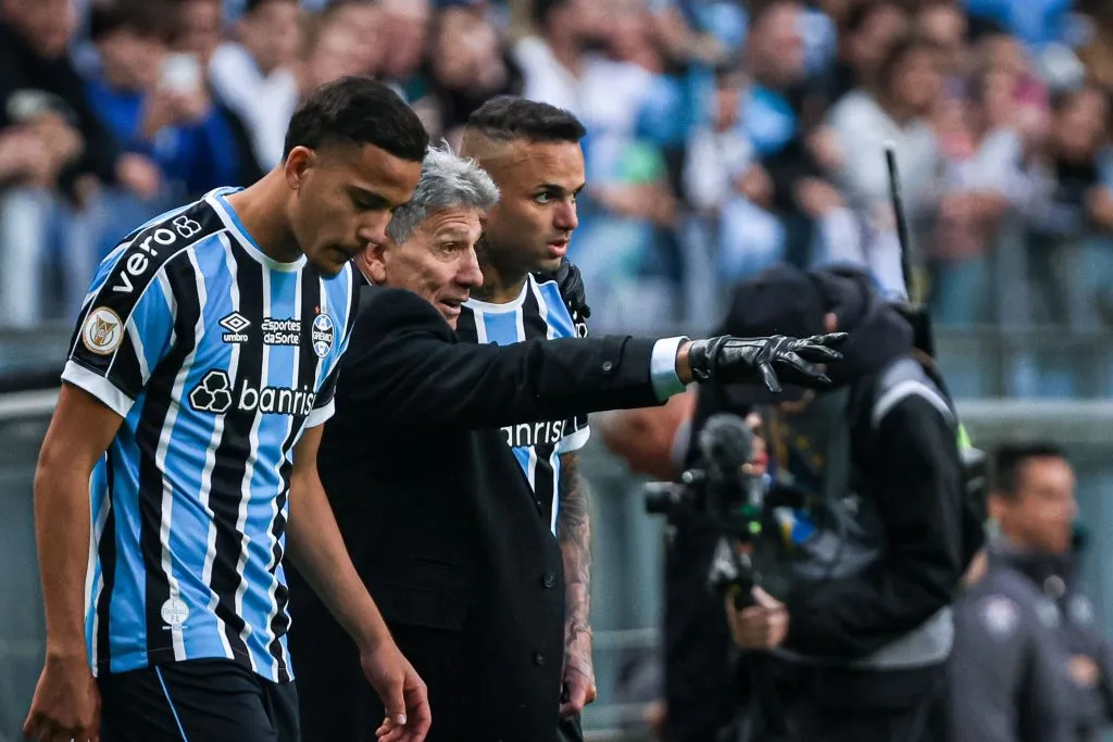 Luan jogador do Gremio recebe oprientacoes de Renato Portaluppi durante partida contra o Fluminense no estadio Arena do Gremio pelo campeonato Brasileiro A 2023. Foto: Maxi Franzoi/AGIF