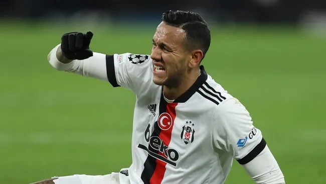 Souza pelo Besiktas. (Photo by Alex Grimm/Getty Images)