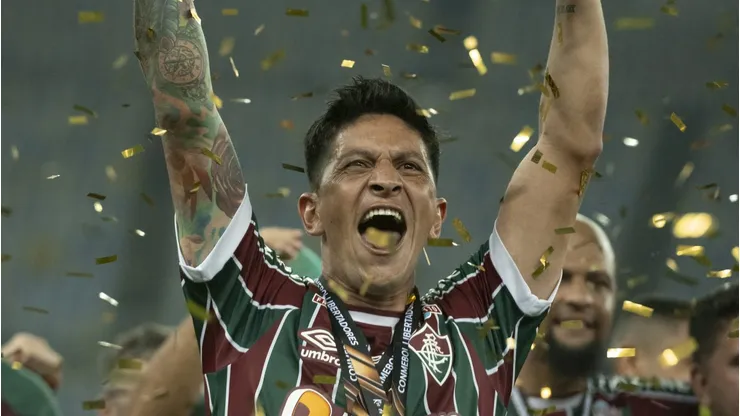 German Cano jogador do Fluminense levanta a taca de campeao durante cerimonia de premiacao ao final da partida contra o Boca Juniors no estadio Maracana pela decisao do campeonato Libertadores 2023. Foto: Jorge Rodrigues/AGIF