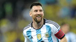 Messi jogador do Argentina comemora gol com jogadores do seu time durante partida contra o Brasil no estadio Maracana pelo campeonato Eliminatorias Copa Do Mundo 2026. Jhony Pinho/AGIF
