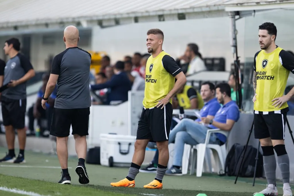Lucas Fernandes no banco do Botafogo: ele pouco atuou na temporada – Foto: Abner Dourado/AGIF
