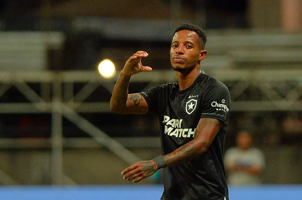 Tche Tche jogador do Botafogo comemora seu gol durante partida contra o Bahia no estadio Arena Fonte Nova pelo campeonato BRASILEIRO A 2023. Walmir Cirne/AGIF