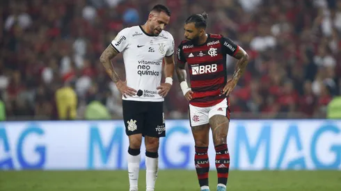 Gabigol conversando com Renato Augusto em jogo entre Flamengo e Corinthians no Maracanã. Foto: Wagner Meier/Getty Images.