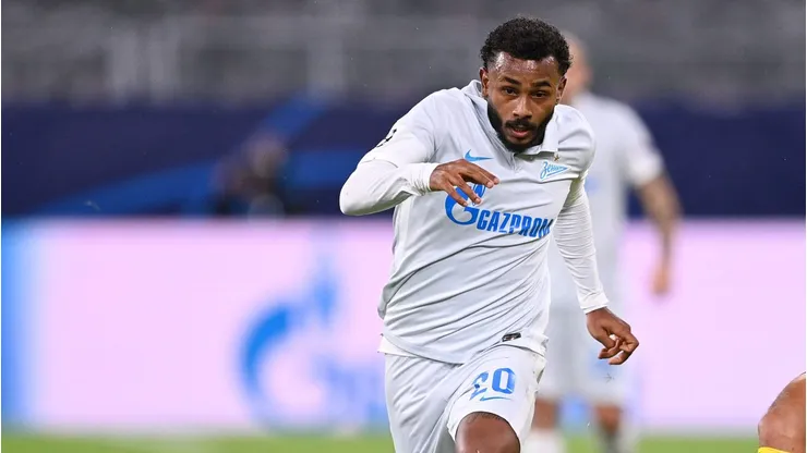 DORTMUND, GERMANY - OCTOBER 28: Wendel of Zenit St. Petersburg gets away from Axel Witsel of Borussia Dortmund during the UEFA Champions League Group F stage match between Borussia Dortmund and Zenit St. Petersburg at Signal Iduna Park on October 28, 2020 in Dortmund, Germany. Sporting stadiums around Dortmund remain under strict restrictions due to the Coronavirus Pandemic as Government social distancing laws prohibit fans inside venues resulting in games being played behind closed doors. (Photo by Lukas Schulze/Getty Images)
