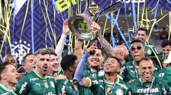 Jogadores do Palmeiras levantam a taca e comemoram o titulo brasileiro ao final da partida contra o Cruzeiro no estadio Mineirao pelo campeonato Brasileiro A 2023. Foto: Gilson Lobo/AGIF