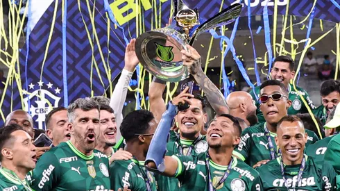 Jogadores do Palmeiras levantam a taca e comemoram o titulo brasileiro ao final da partida contra o Cruzeiro no estadio Mineirao pelo campeonato Brasileiro A 2023. Foto: Gilson Lobo/AGIF