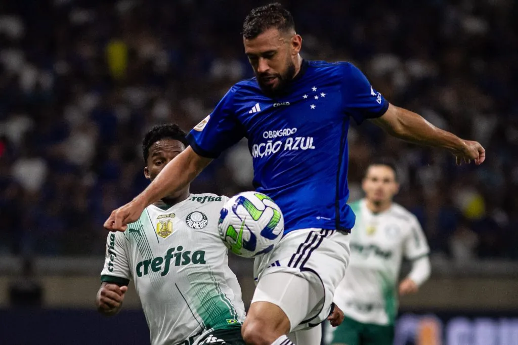 Luciano Castan jogador do Cruzeiro durante partida contra o Palmeiras no estadio Mineirao pelo campeonato Brasileiro A 2023. Foto: Fernando Moreno/AGIF