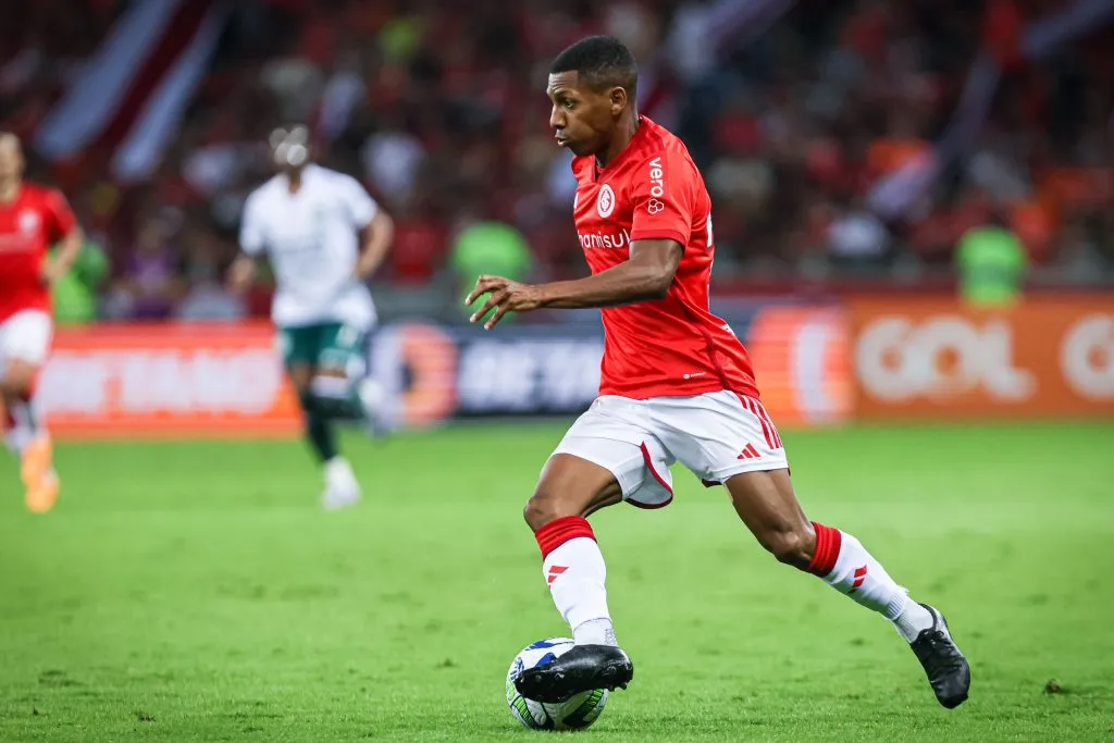 Jean Dias em ação pelo Colorado. Ele não entrou em campo com Coudet no comando –  Foto: Maxi Franzoi/AGIF