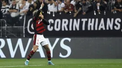 Gabigol celebrando gol contra o Corinthians na Libertadores 2022. Foto: Ricardo Moreira/Getty Images