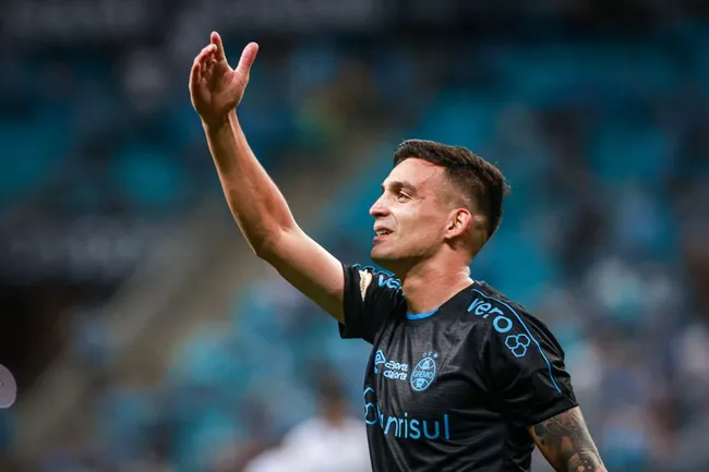Franco Cristaldo, jogador do Grêmio, durante partida contra o Goias no estádio Arena do Grêmio pelo campeonato Brasileiro A 2023. Foto: Maxi Franzoi/AGIF