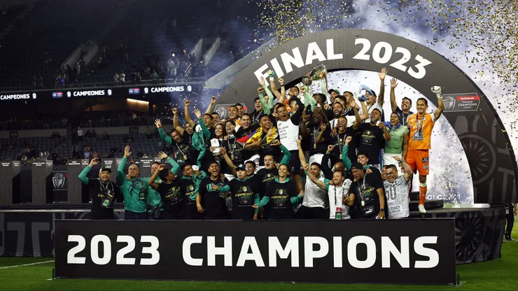 Club León comemorando a conquista da Concacaf Champions League 2023 após vitória por 1×0 contra o Los Angeles FC - Foto: Ronald Martinez/Getty Images