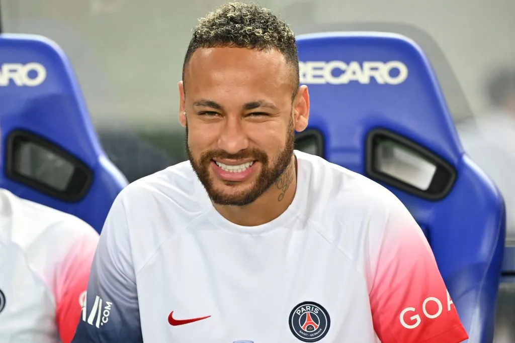 Neymar com a camisa do PSG, seu ex-clube. (Foto: Kenta Harada/Getty Images)