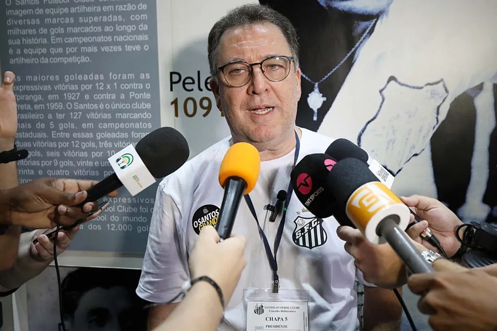 Marcelo Teixeira conversa com os jornalistas no dia da eleição no Santos. Foto: Pedro Ernesto Guerra Azevedo/Santos FC