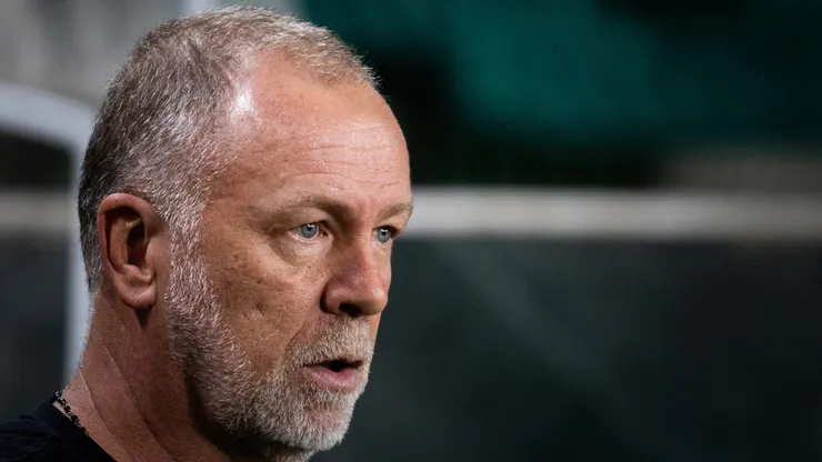 Mano Menezes, técnico do Corinthians, durante partida contra o Coritiba no estádio Couto Pereira pelo Campeonato Brasileiro - Foto: Leonardo Hubbe/AGIF