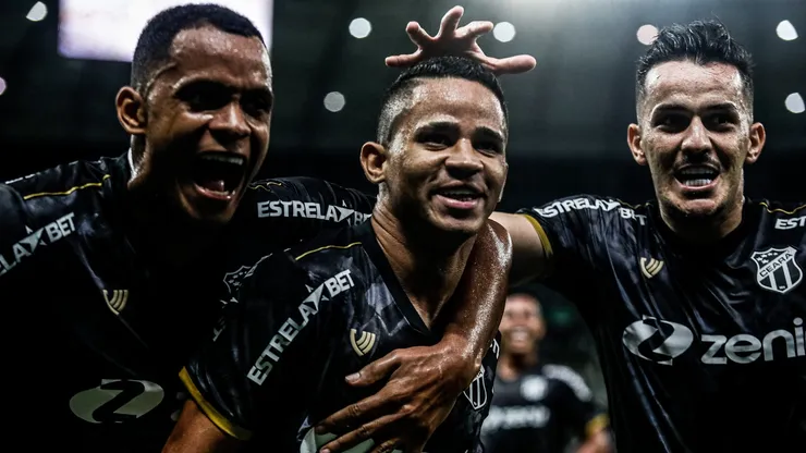 Erick, ex-jogador do Ceará, comemora seu gol durante a partida contra o Sergipe no estádio Arena Castelão pela Copa do Nordeste 2023 - Foto: Lucas Emanuel/AGIF