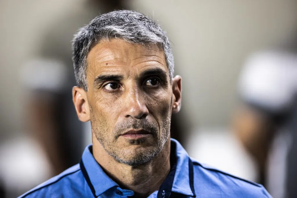 Vojvoda, técnico do Fortaleza, durante partida contra o Santos no estádio Vila Belmiro pelo campeonato Brasileiro A 2023. Foto: Abner Dourado/AGIF