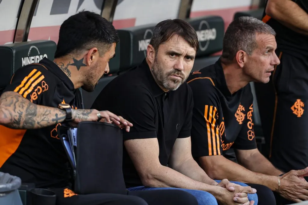 Eduardo Coudet, técnico do Internacional, durante partida contra o Cruzeiro no estádio Mineirão pelo Campeonato Brasileiro - Foto: Gilson Lobo/AGIF