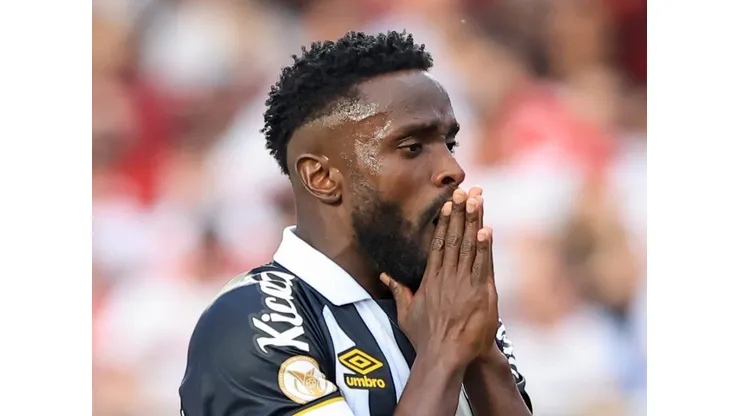 Mendoza, jogador do Santos, lamenta chance perdida durante partida contra o Sao Paulo no estadio Morumbi pelo campeonato Brasileiro A 2023. Foto: Marcello Zambrana/AGIF