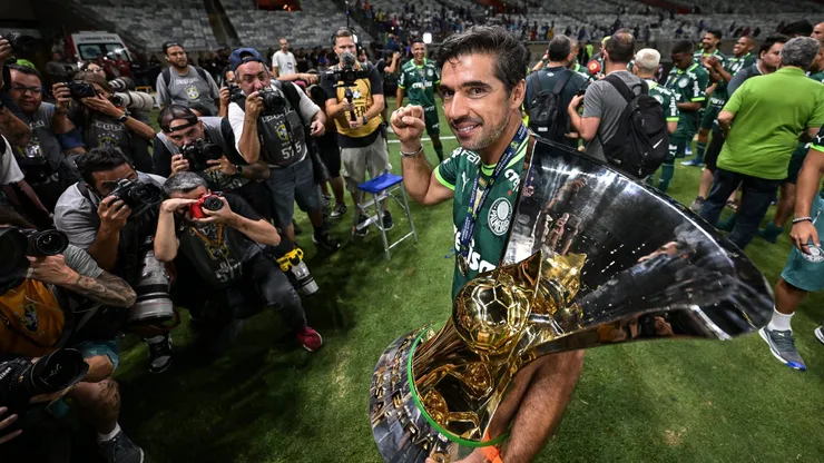 Abel Ferreira com a taça de Campeão Brasileiro 2023. Foto: Pedro Vilela/Getty Images