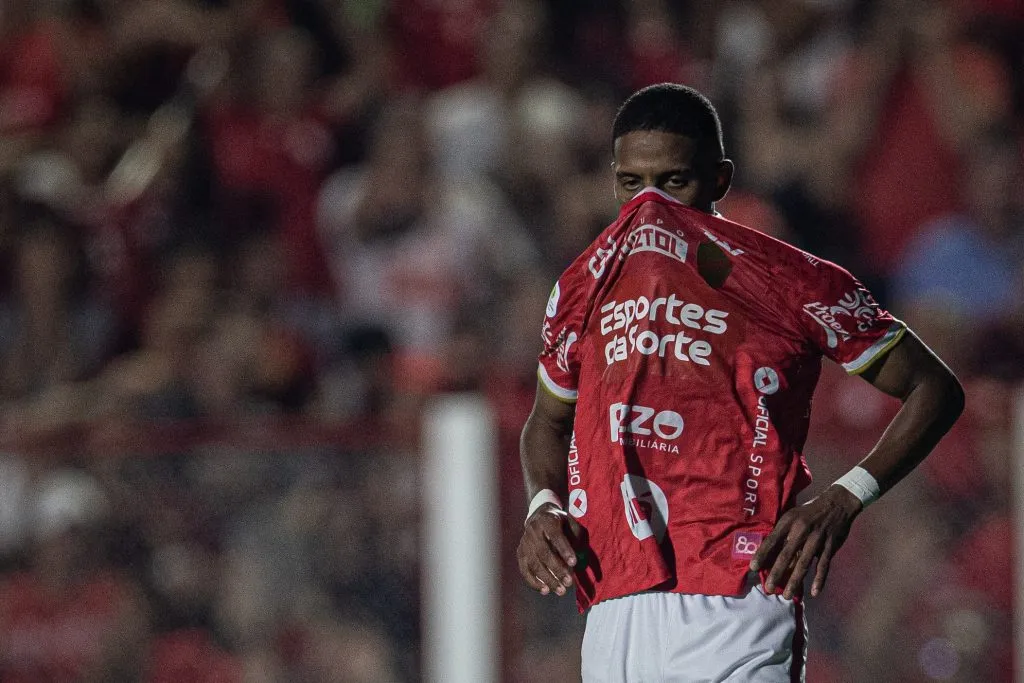 Gelado em atividade pelo Vila Nova. Foto: Isabela Azine/AGIF