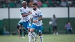 Cauly, jogador do Bahia, comemora seu gol com Ademir, jogador da sua equipe, durante partida contra o Goiás no estádio Serrinha pelo Campeonato Brasileiro - Foto: Heber Gomes/AGIF