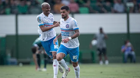 Cauly, jogador do Bahia, comemora seu gol com Ademir, jogador da sua equipe, durante partida contra o Goiás no estádio Serrinha pelo Campeonato Brasileiro - Foto: Heber Gomes/AGIF