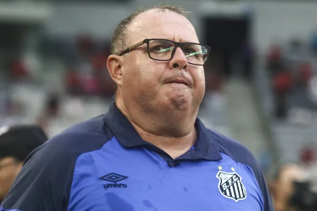 Marcelo Fernandes, técnico do Santos, durante partida contra o Athletico-PR no estádio Arena da Baixada pelo campeonato Brasileiro A 2023. Foto: Gabriel Machado/AGIF