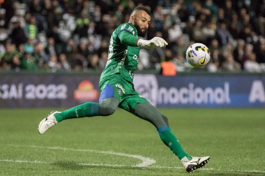 Alex Muralha atuando no Coritiba no Campeonato Brasileiro de 2022. Foto: Robson Mafra/AGIF