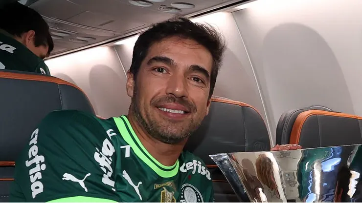 Abel com o troféu de campeão do Brasileirão. Foto: Cesar Greco/Palmeiras.