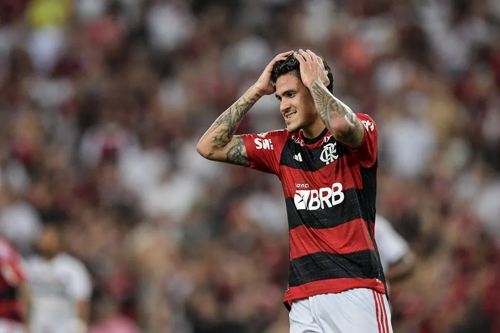 Pedro, jogador do Flamengo, lamenta durante partida contra o Fluminense no estádio Maracanã pelo campeonato Brasileiro A 2023. Foto: Thiago Ribeiro/AGIF