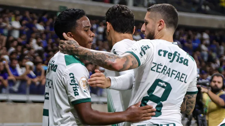 Endrick, jogador do Palmeiras, comemora seu gol durante partida contra o Cruzeiro no estádio Mineirão pelo Campeonato Brasileiro - Foto: Gilson Lobo/AGIF