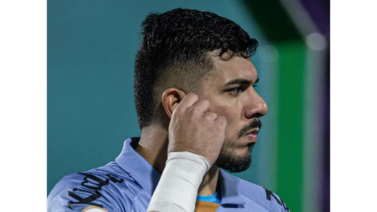 João Paulo, goleiro do Santos, durante partida contra o Goias no estadio Serrinha pelo campeonato Brasileiro A 2023. Foto: Isabela Azine/AGIF