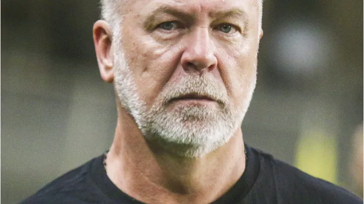 Mano Menezes técnico do Corinthians durante partida contra o Coritiba no estadio Couto Pereira pelo campeonato Brasileiro A 2023. Foto: Gabriel Machado/AGIF