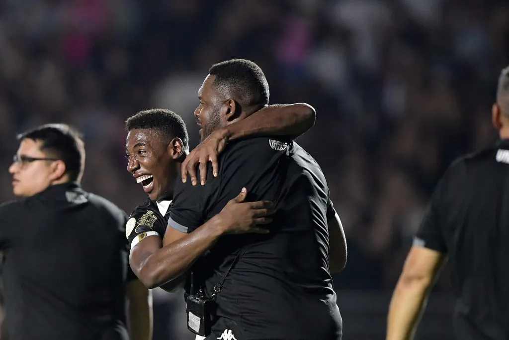 RJ – RIO DE JANEIRO – 06/12/2023 – BRASILEIRO A 2023, VASCO X BRAGANTINO – Leo jogador do Vasco comemora vitoria ao final da partida contra o Bragantino no estadio Sao Januario pelo campeonato Brasileiro A 2023. Foto: Thiago Ribeiro/AGIF