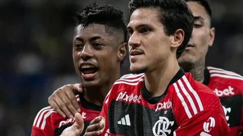 Foto: Fernando Moreno/AGIF - Pedro e Bruno Henrique em partida do Flamengo no Campeonato Brasileiro